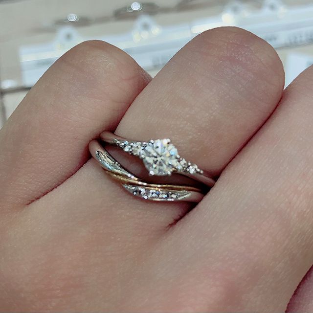 【ケイウノ ブライダル(K.UNO BRIDAL)の口コミ】 プラチナ ゆるいＶ字ラインのものを試着させていただきました。ゴールドの…