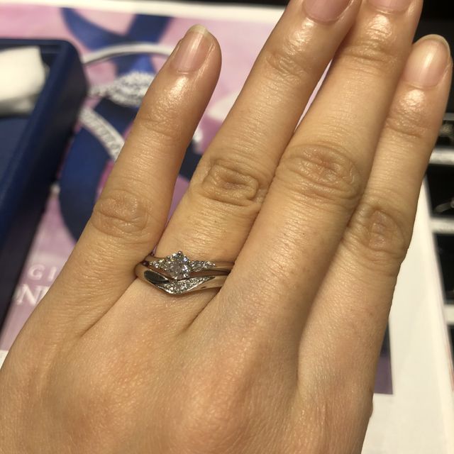 【銀座ダイヤモンドシライシの口コミ】 Ｖ字でダイヤモンドが少し入ったデザインのものを試着しました。他にもハ…