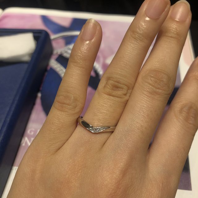 【銀座ダイヤモンドシライシの口コミ】 Ｖ字でダイヤモンドが少し入ったデザインのものを試着しました。他にもハ…