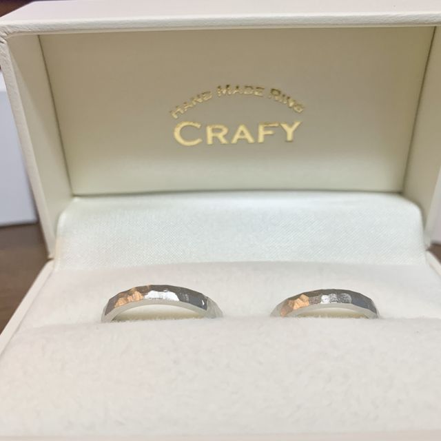 【CRAFY(クラフィ)の口コミ】 指輪のデザインはずっと前から綺麗だと思っていた水面の模様にしました。…