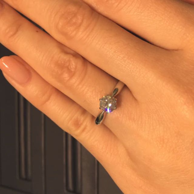 【ROYAL ASSCHER(ロイヤル・アッシャー)の口コミ】 ベーシックなデザインの婚約指輪であり、ボリュームのあるアーム部分がセ…