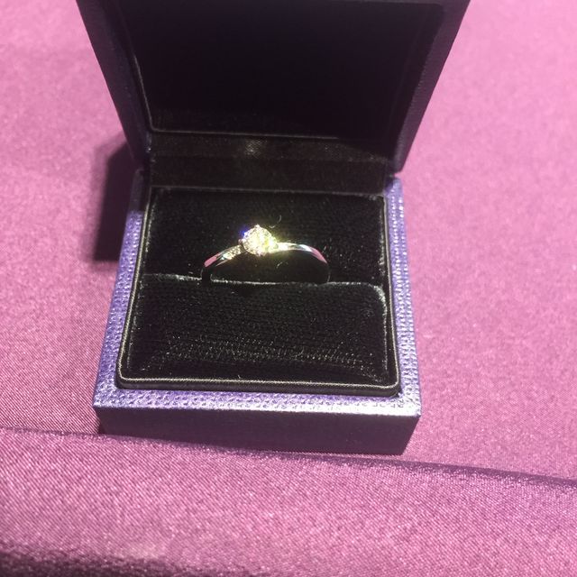 【俄(にわか)の口コミ】 婚約指輪は、プロポーズの時に渡されたもので、主人が一粒ダイヤモンドで…