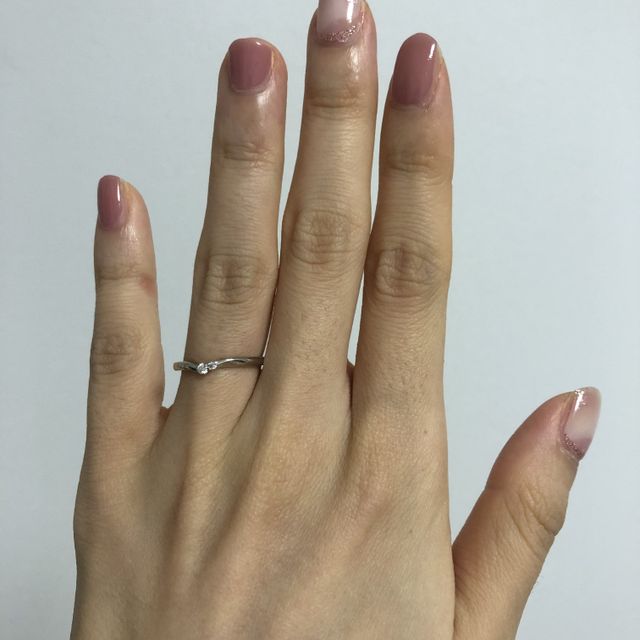 【銀座ダイヤモンドシライシの口コミ】 婚約指輪と重ね付けしたいと思っていたのと、かつ指が細めなため、幅がせ…