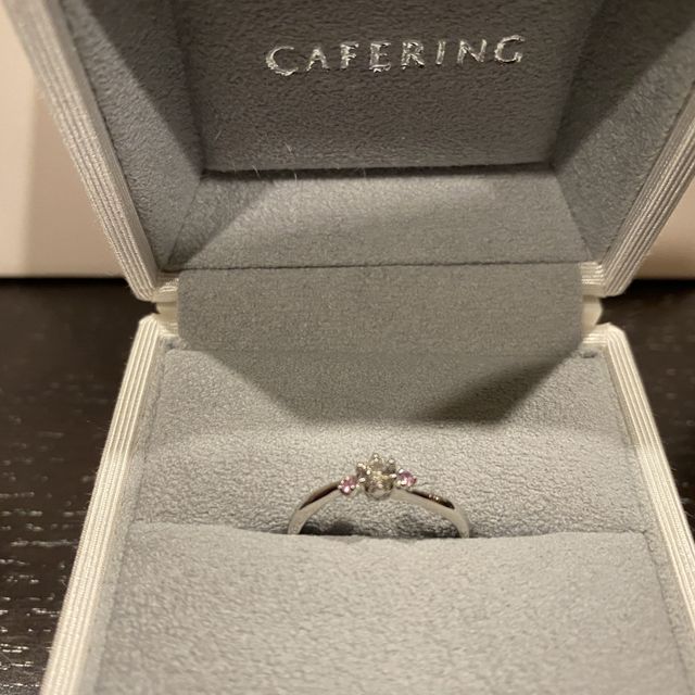 【CAFERING(カフェリング)の口コミ】 中央のダイヤの両サイドにピンクのダイヤがあったのが決めてです。他の指…