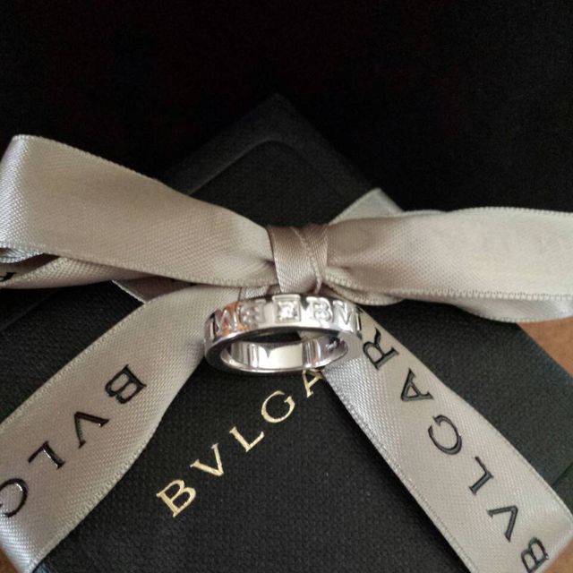 【ブルガリ(BVLGARI)の口コミ】 石がはめ込んであるのでひっかかりがなく、素材がゴールドなのでプラチナ…