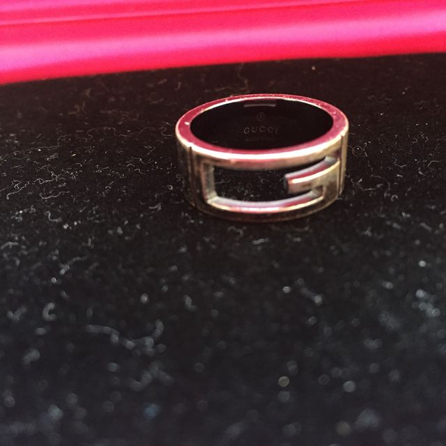 【グッチ(GUCCI)の口コミ】 婚約指輪は一般的には、石が付いているのが多いと思いますが、仕事上あま…