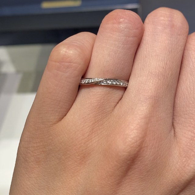 【銀座ダイヤモンドシライシの口コミ】 一石タイプの重ね付けととっても綺麗で、購入した結婚指輪かこちらかで最…