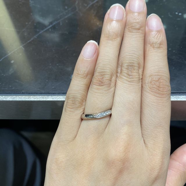 【TAKEUCHI(宝石・時計のタケウチ)の口コミ】 v字ラインで、右側のみにダイヤモンドが埋め込まれているタイプです。男性…