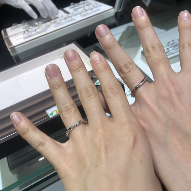 【アイプリモ(I-PRIMO)の口コミ】 シンプルなデザインで婚約指輪との重ね付けにもぴったりでした。ウエーブ…