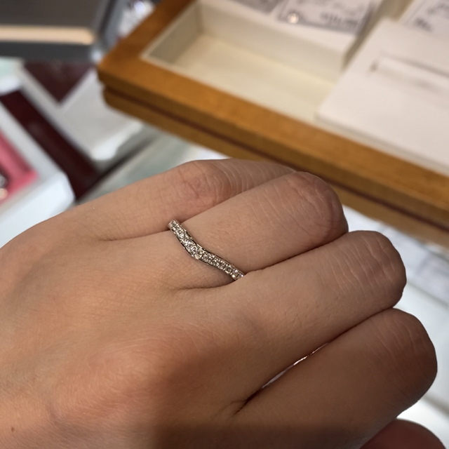 【ROYAL ASSCHER(ロイヤル・アッシャー)の口コミ】 ハーフエタニティタイプの結婚指輪を探していました。幅もしっかりあり、…