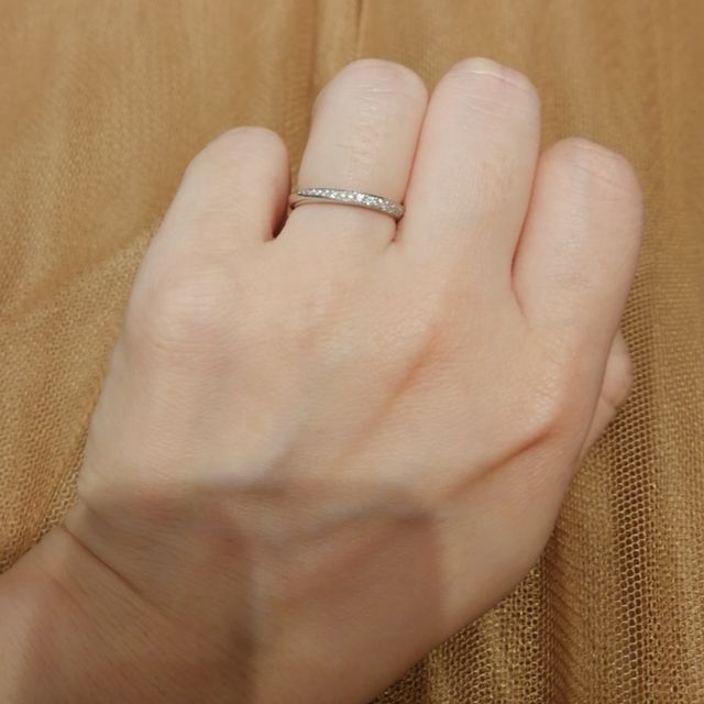 【銀座ダイヤモンドシライシの口コミ】 プラチナの指輪のため、色褪せることなく長く使える指輪です。見る角度に…