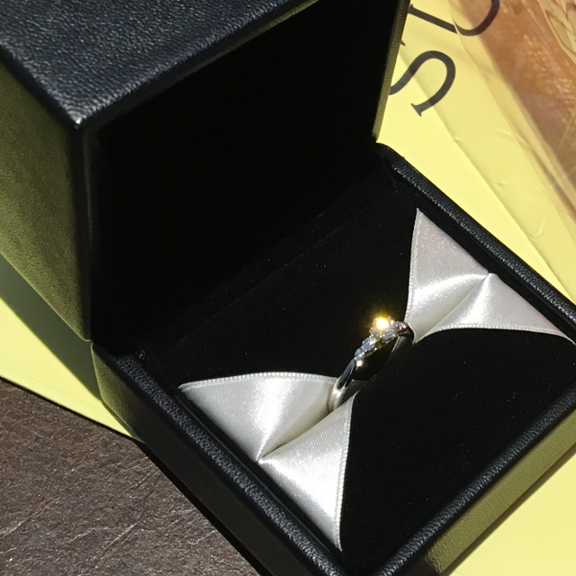 【エクセルコダイヤモンド(EXELCO DIAMOND)の口コミ】 さまざまなお店の指輪を見ましたが、最終的にシンプルだけど横面が凝って…