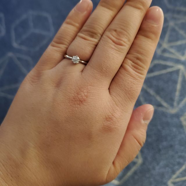 【ラザール ダイヤモンド(LAZARE DIAMOND)の口コミ】 ダイヤモンドはランクはSI1カラーはHカラーの物を購入いたしました。
カッ…