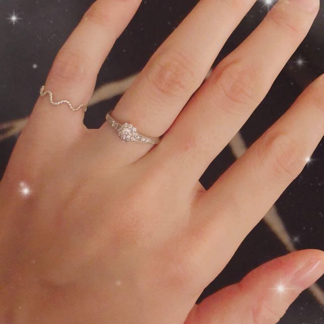 【日本ダイヤモンド貿易の口コミ】 予算は少なめでもキラキラのデザインで豪華に見えるもの欲しかったので、…