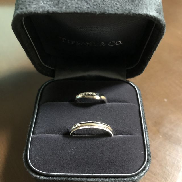 【ティファニー(Tiffany & Co.)の口コミ】 少しダイヤが入ってるデザインが好みだったのですが、結婚指輪はシンプル…