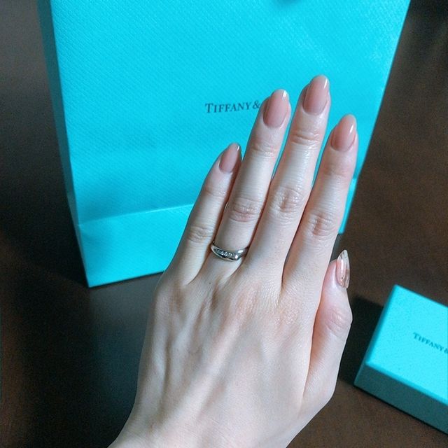 【ティファニー(Tiffany & Co.)の口コミ】 少しダイヤが入ってるデザインが好みだったのですが、結婚指輪はシンプル…