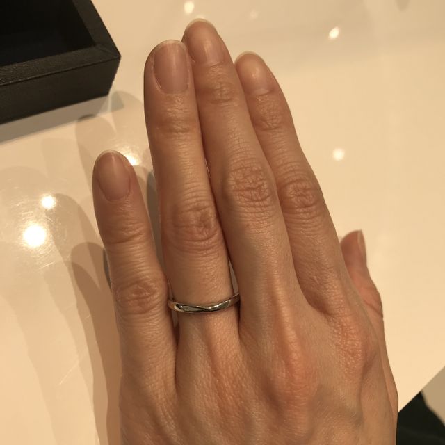 【4℃ BRIDAL(ヨンドシーブライダル)の口コミ】 ウェーブタイプのプラチナリングでとてもシンプルで着けやすいです。いわ…