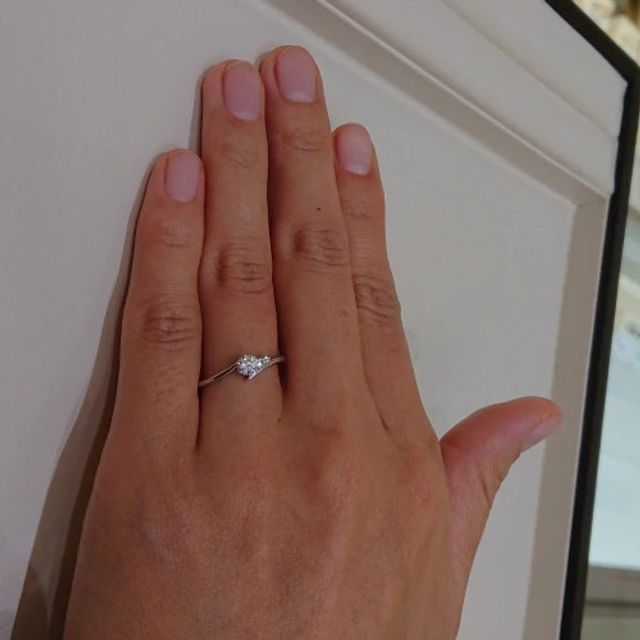 【CHARMY(チャーミー)の口コミ】 似たようなデザインを幾つか試着してこのリングが最も指に馴染んだのが決…