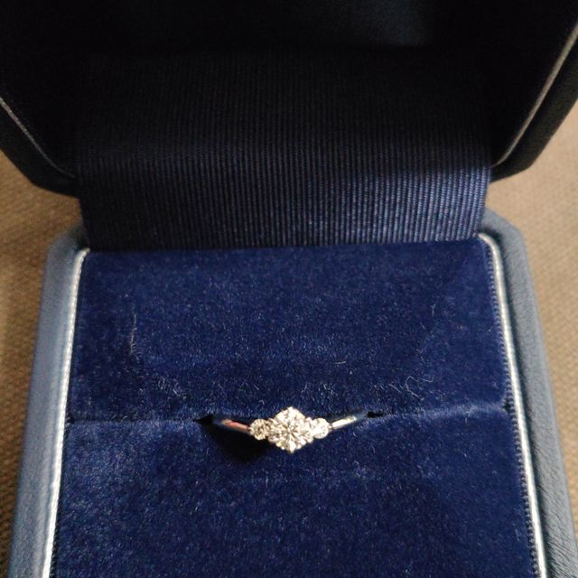 【銀座ダイヤモンドシライシの口コミ】 指が細いので、細い指輪で探しました。
シンプルですがサイドに石がついて…