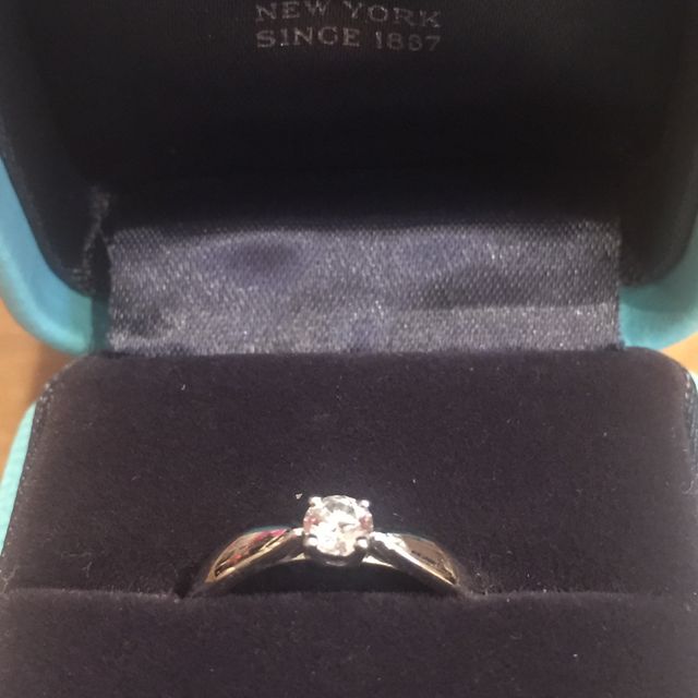 【ティファニー(Tiffany & Co.)の口コミ】 プロポーズの時には、王道のティファニーの指輪と決めていた。
彼女の好み…