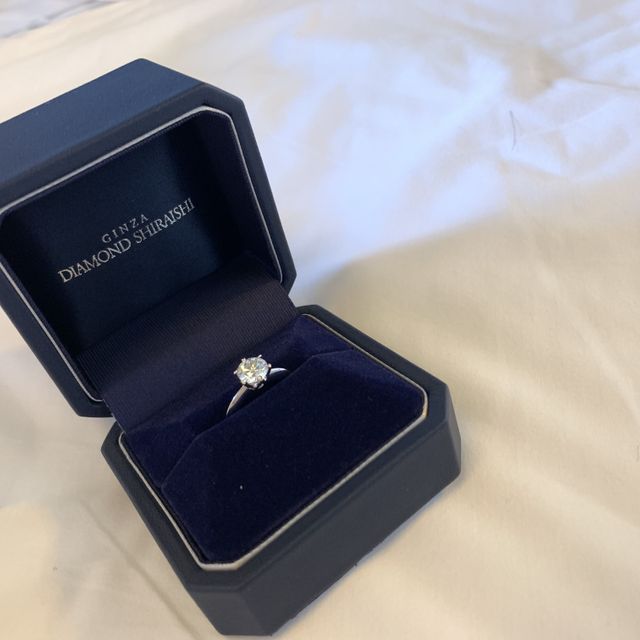 【銀座ダイヤモンドシライシの口コミ】 婚約指輪なので一生ものだと思い、1カラットのダイヤモンドにしました。彼…