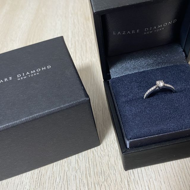 【ラザール ダイヤモンド(LAZARE DIAMOND)の口コミ】 ハーフエタニティの真ん中にダイヤモンドがある、贅沢な指輪です。どの角…