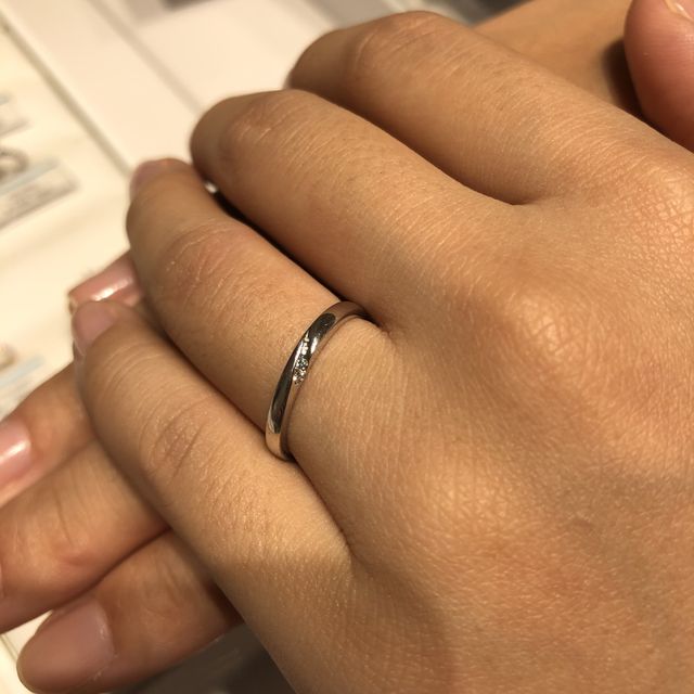 【銀座ダイヤモンドシライシの口コミ】 シンプルかつ、高級感のある、指輪となっている。
またダイヤモンドが内側…