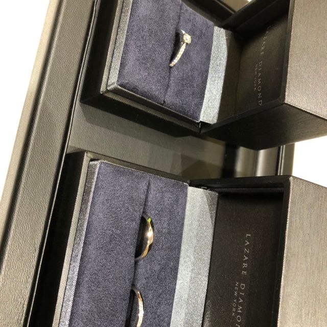 【ラザール ダイヤモンド(LAZARE DIAMOND)の口コミ】 ストレートでシンプルかつ華やかさを出したものでありとても素敵な指輪で…