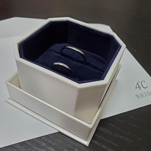 【4℃ BRIDAL(ヨンドシーブライダル)の口コミ】 メンズデザインの艶消しが効いているのが珍しくて一目惚れして購入しまし…