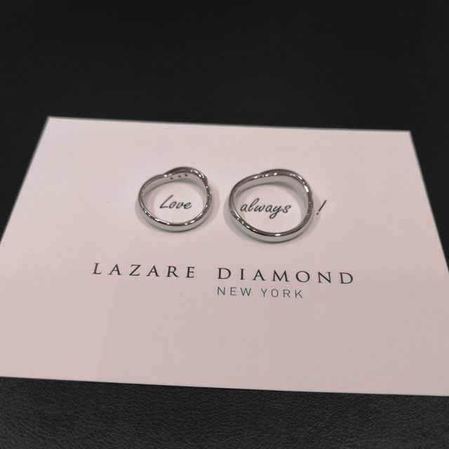 【ラザール ダイヤモンド(LAZARE DIAMOND)の口コミ】 お店に入って指輪を見た瞬間、スタイリッシュなデザインに一目惚れして、3…