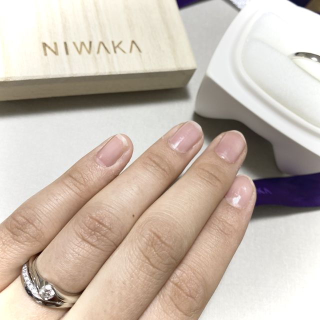 【俄(にわか)の口コミ】 爪のあるタイプの婚約指輪が苦手で、引っ掛かりのないデザインを探してい…