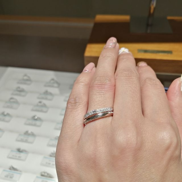 【銀座ダイヤモンドシライシの口コミ】 デザインはとにかくたくさんあります。他のブランドで気になっているデザ…