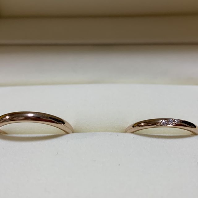 【ケイウノ ブライダル(K.UNO BRIDAL)の口コミ】 お互いにシンプルなデザインが良かったのでこちらにしました。
ピンクゴー…