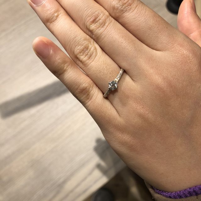 【Love Bond(ラブボンド)の口コミ】 ダイヤ部分を中心に斜めにダイヤのラインが入っていて、ラインはピンクゴ…