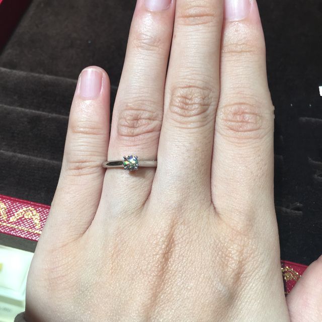 【カルティエ(Cartier)の口コミ】 シンプルですが華やかさもあります。リングにとても高さのあるタイプの指…