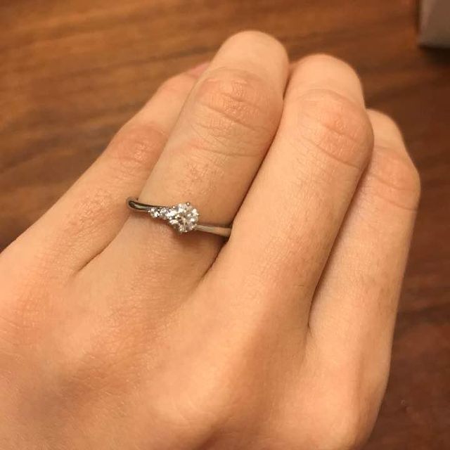 【ラザール ダイヤモンド(LAZARE DIAMOND)の口コミ】 指が細くきれいに見えるものがよかったので、色々調べて巡り会いました。
…