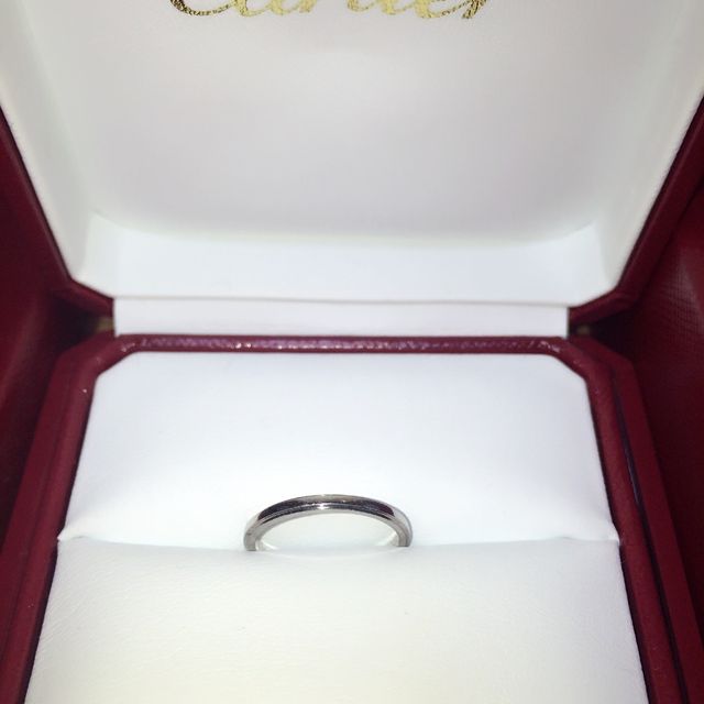 【カルティエ(Cartier)の口コミ】 結婚指輪はカルティエ！と主人と結婚前から決めていました。
婚約指輪と重…