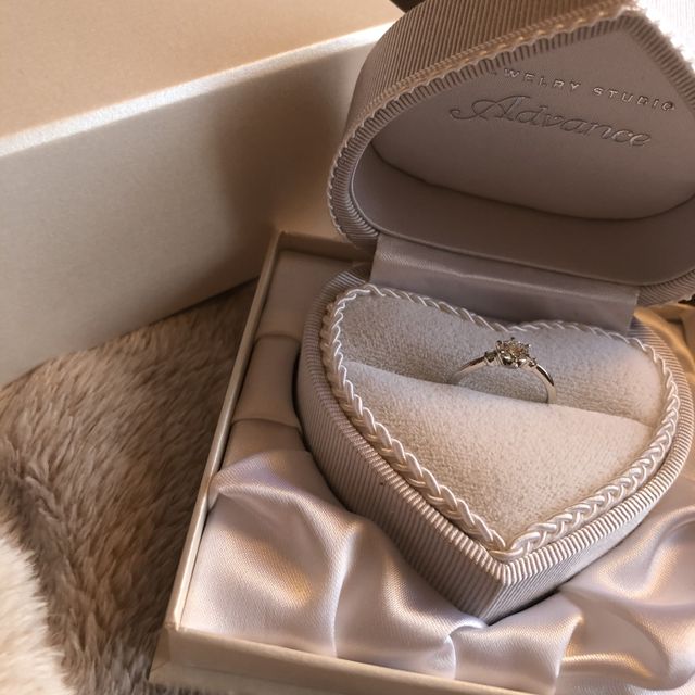 【JEWELRY STUDIO Advance(ジュエリースタジオアドバンス)の口コミ】 ストレートタイプの婚約指輪で、ダイヤモンドが3つ着いていて、シンプルで…