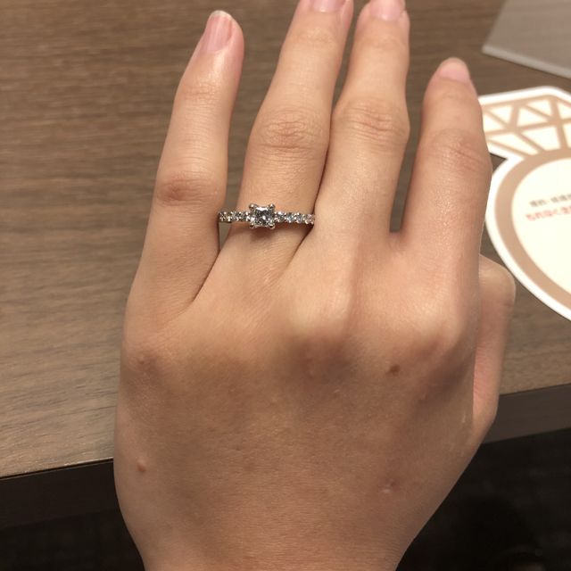 【BRIDGE(ブリッジ)の口コミ】 婚約指輪といえばラウンドブリリアントカットのデザインがほとんどですが…