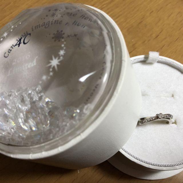 【4℃ BRIDAL(ヨンドシーブライダル)の口コミ】 クリスマス限定のデザインで、ハートのダイヤが目をひきました。ボックス…
