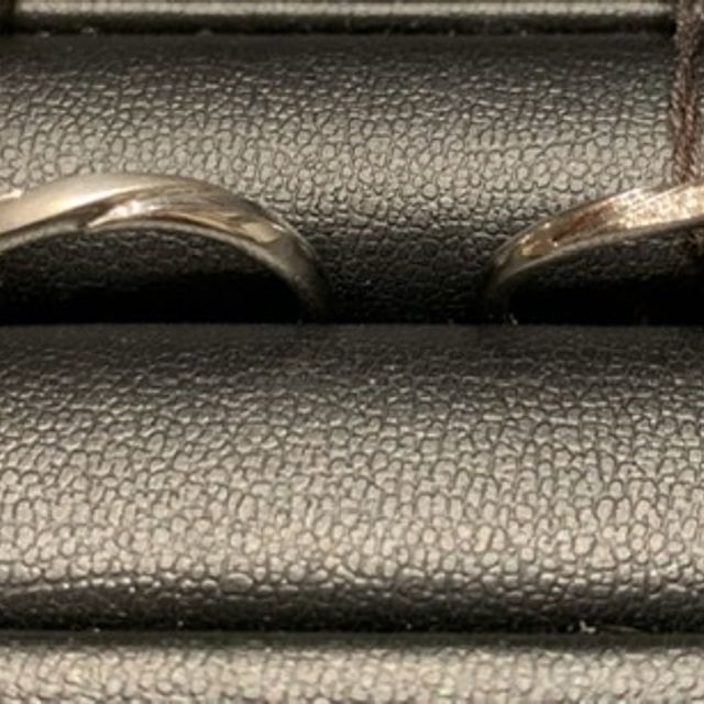 【エクセルコダイヤモンド(EXELCO DIAMOND)の口コミ】 レディースの指輪はメレダイヤモンドでウェーブがあるタイプですが、ウェ…