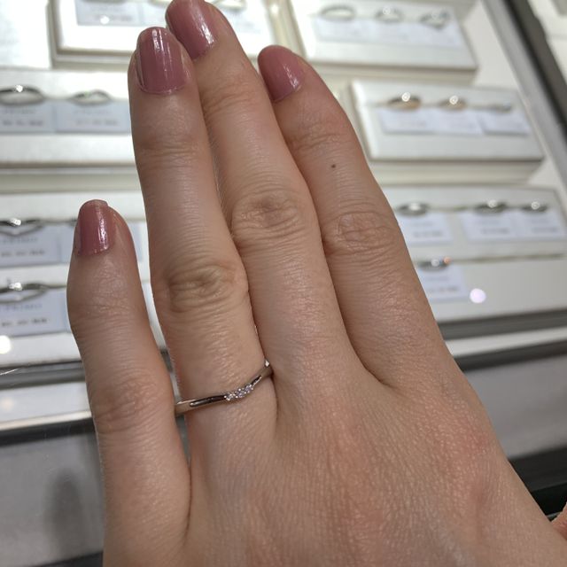 【アイプリモ(I-PRIMO)の口コミ】 細身のV字ラインで指を長く見せてくれる効果があります。メレダイヤが３つ…