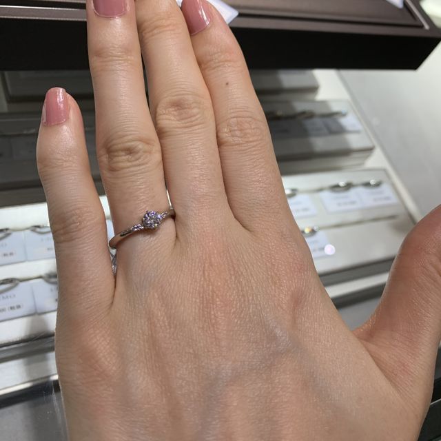 【アイプリモ(I-PRIMO)の口コミ】 センターダイヤの周りにメレダイヤがが4つ付いているので、ゴージャスに見…