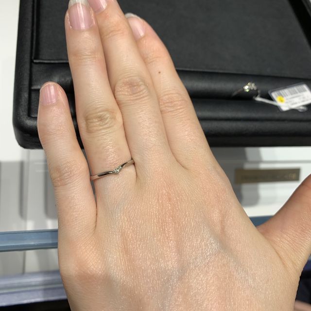 【銀座ダイヤモンドシライシの口コミ】 婚約指輪と結婚指輪のセットリングを探している時にこちらのリングと出会…