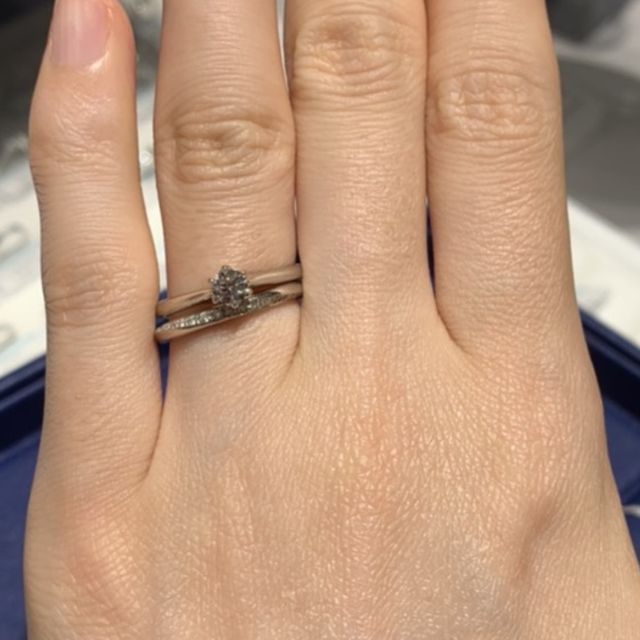 【銀座ダイヤモンドシライシの口コミ】 ブーケという名前で結婚指輪単体でつけてもメレダイヤが沢山ついていてと…