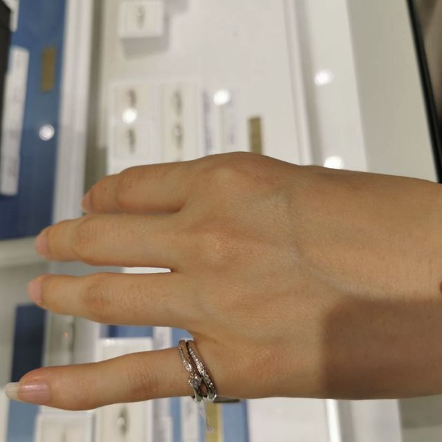 【4℃ BRIDAL(ヨンドシーブライダル)の口コミ】 ブランドのホームページで一目惚れしたデザインで実物を見に行きましたが…