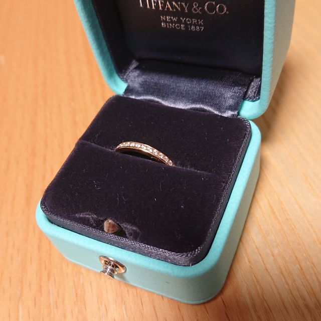 【ティファニー(Tiffany & Co.)の口コミ】 婚約指輪は、The婚約指輪ではなく、日常で結婚指輪と付け替えるようなデザ…