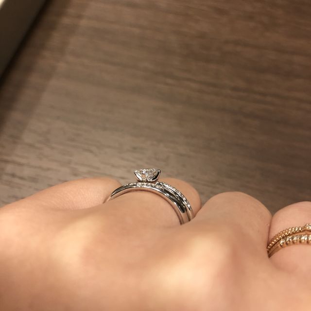 【BRIDGE ANTWERP BRILLIANT GALLERY(ブリッジ・アントワープ・ブリリアント・ギャラリー)の口コミ】 可愛らしいデザインの婚約指輪に惹かれて来店しましたが、実際につけてみ…