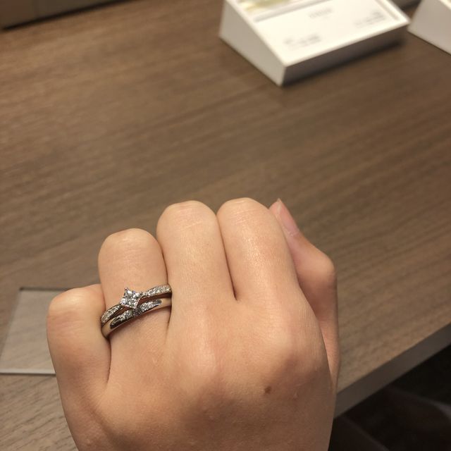 【BRIDGE ANTWERP BRILLIANT GALLERY(ブリッジ・アントワープ・ブリリアント・ギャラリー)の口コミ】 可愛らしいデザインの婚約指輪に惹かれて来店しましたが、実際につけてみ…