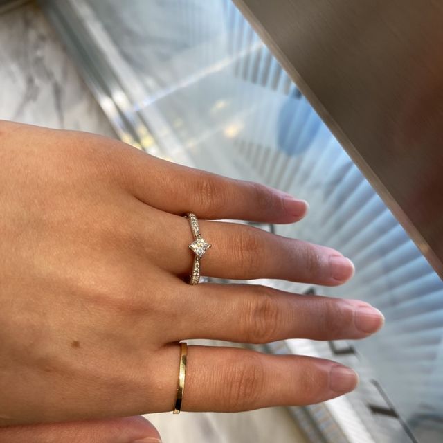 【BRIDGE ANTWERP BRILLIANT GALLERY(ブリッジ・アントワープ・ブリリアント・ギャラリー)の口コミ】 可愛らしいデザインの婚約指輪に惹かれて来店しましたが、実際につけてみ…